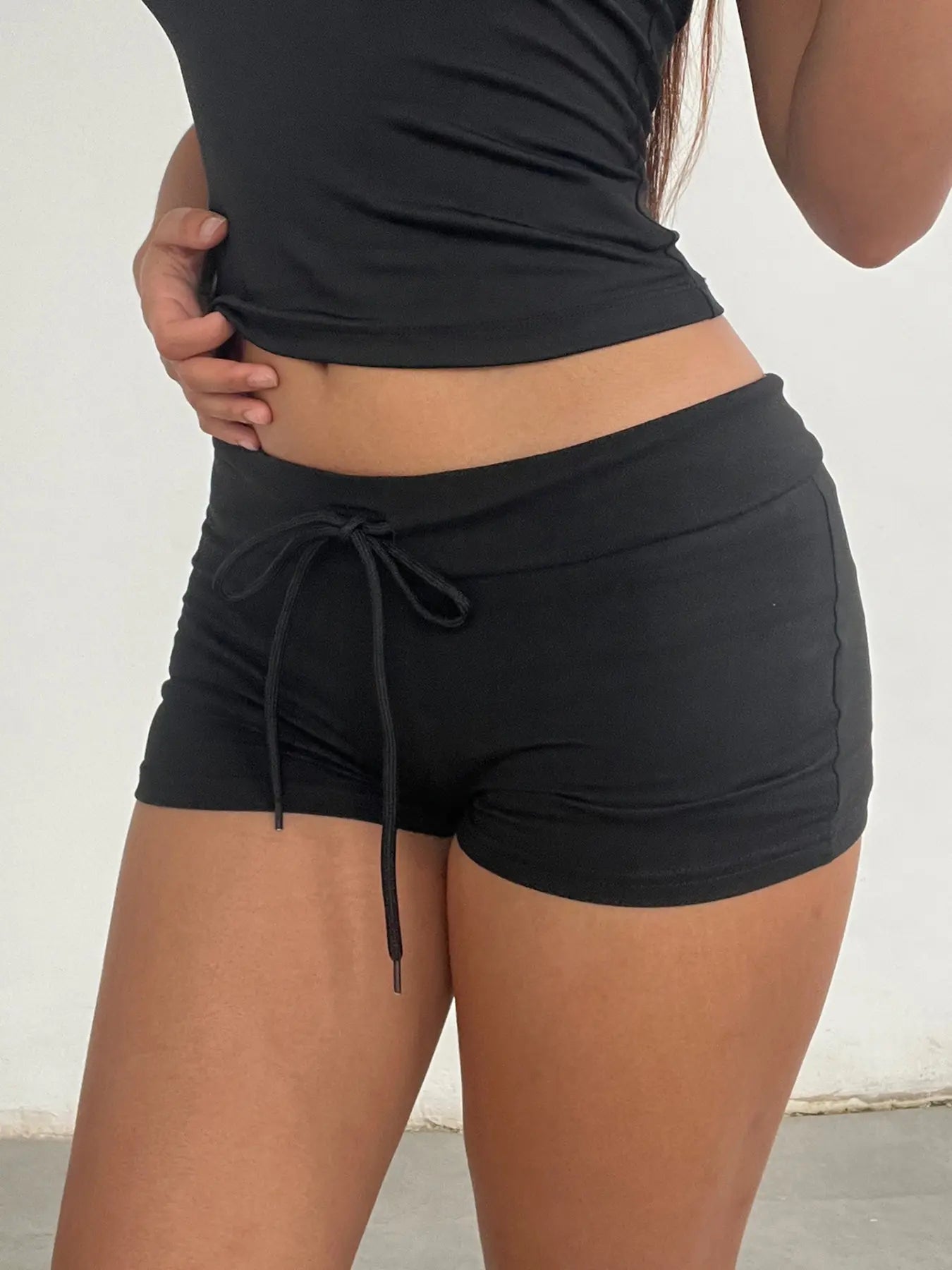 Pure Color Belted Low Waist Shorts Y2K Street Fashion Versatile Casual Spring Summer Basic Shorts for Women