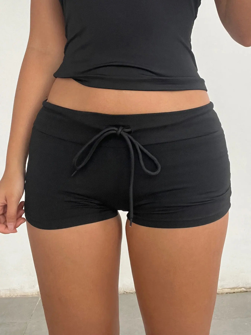 Pure Color Belted Low Waist Shorts Y2K Street Fashion Versatile Casual Spring Summer Basic Shorts for Women